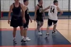 哈哈，邓超这记低位背转身同手同脚上篮什么水平？😂
