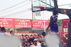 这爆发力太惊人了！😮黑人球员野球场飞跃对手扣篮