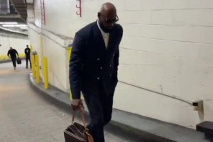 传奇抵达球馆！詹姆斯一身西装墨镜精致小包 即将开启第24季