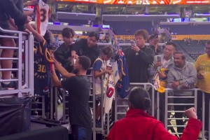 来到湖人客场人气依旧！库里热身后为前来观战的勇士球迷签名！