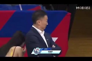 蹭到！刘维伟晒啦啦队美女“碰瓷”：4万块洗一下西装 谁让牌子